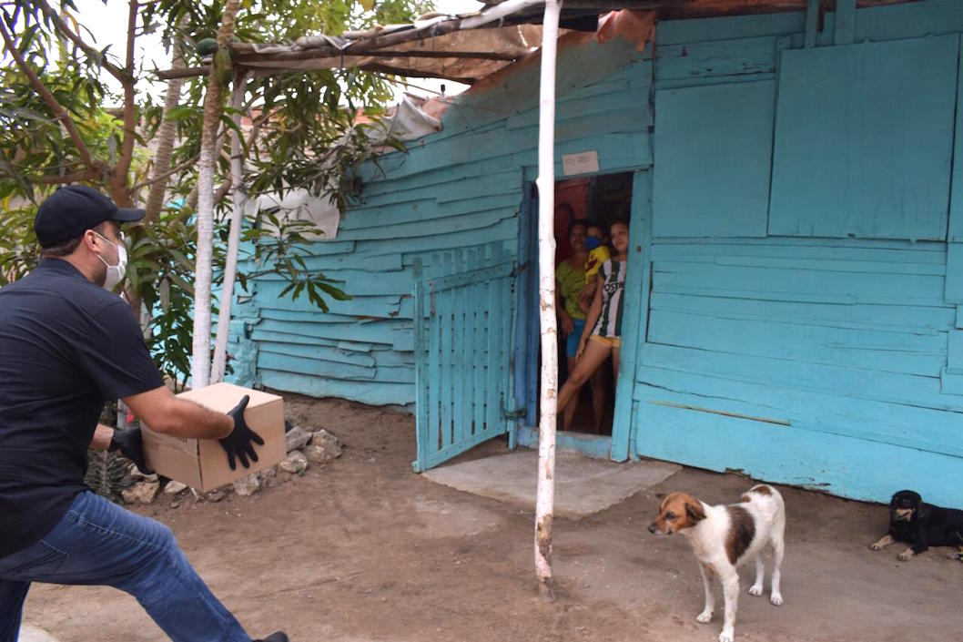 El Alcalde José Fernando Vargas entregando ayudas.