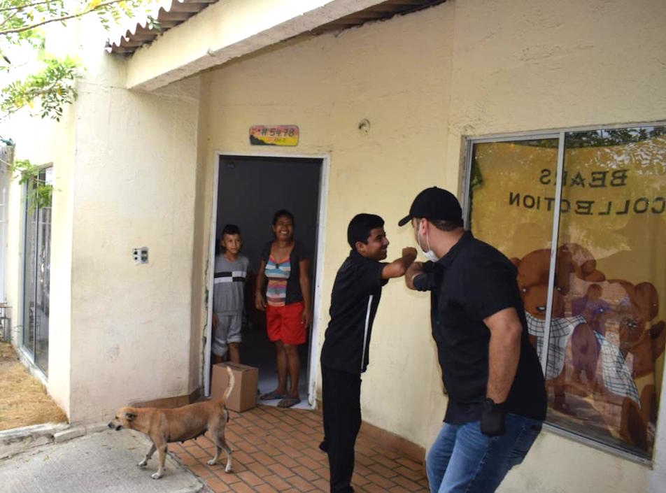 El Alcalde José Vargas aplicando el nuevo saludo por la cuarentena.