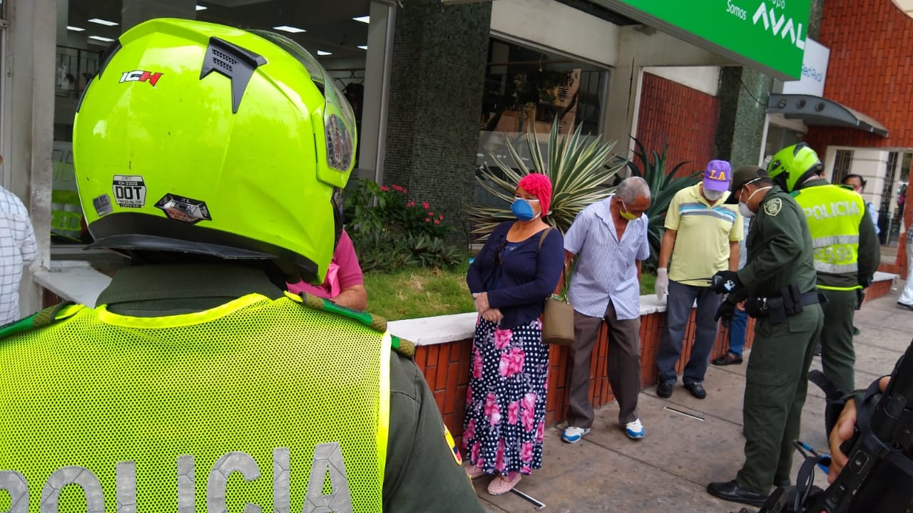 Policía tuvo que hacer presencia en las entidades bancarias.