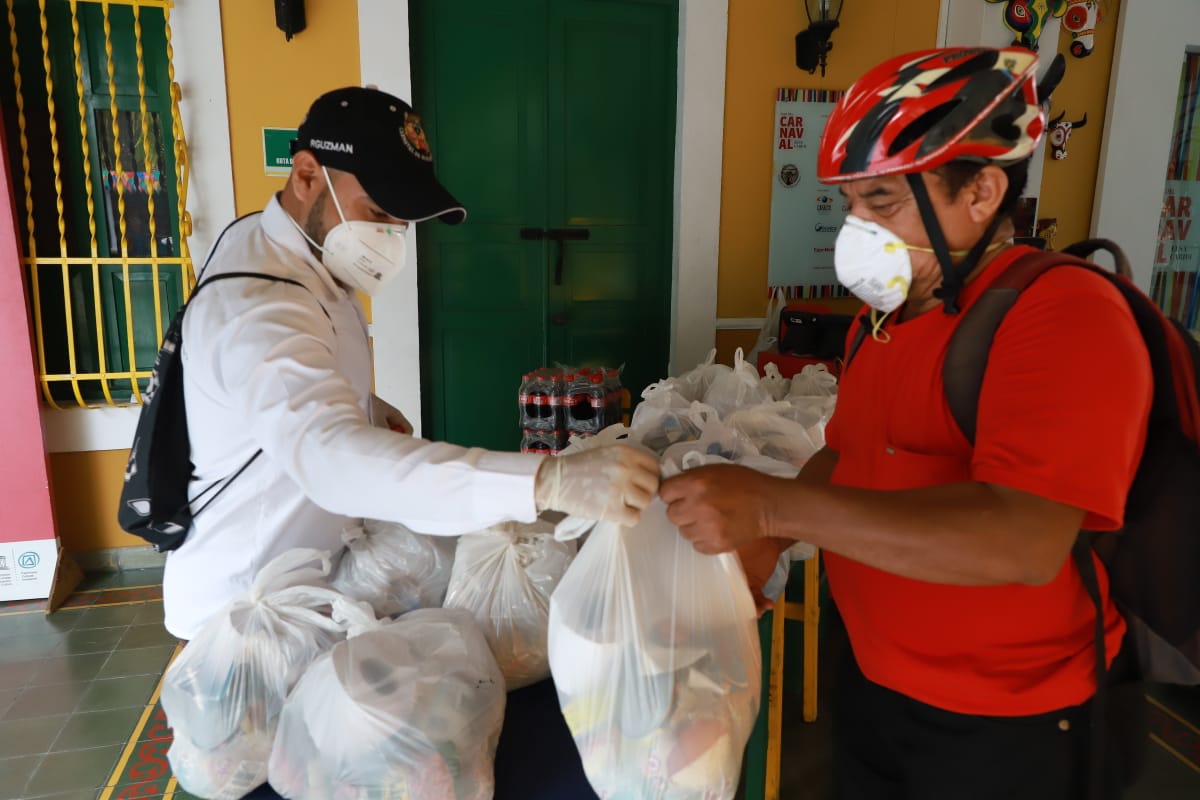 Entrega de canasta alimentaria.