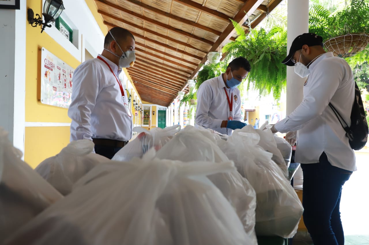 Entrega de canasta alimentaria.