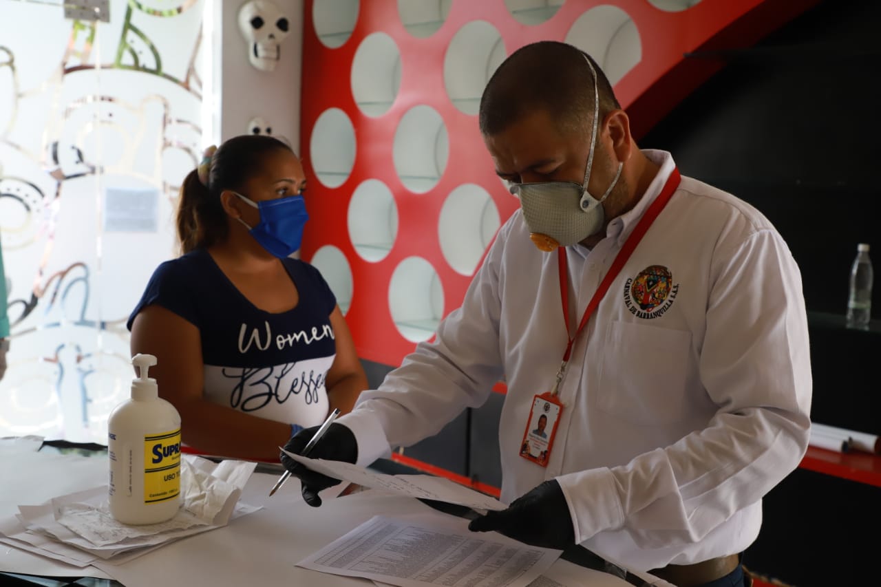 Entrega de canasta alimentaria.