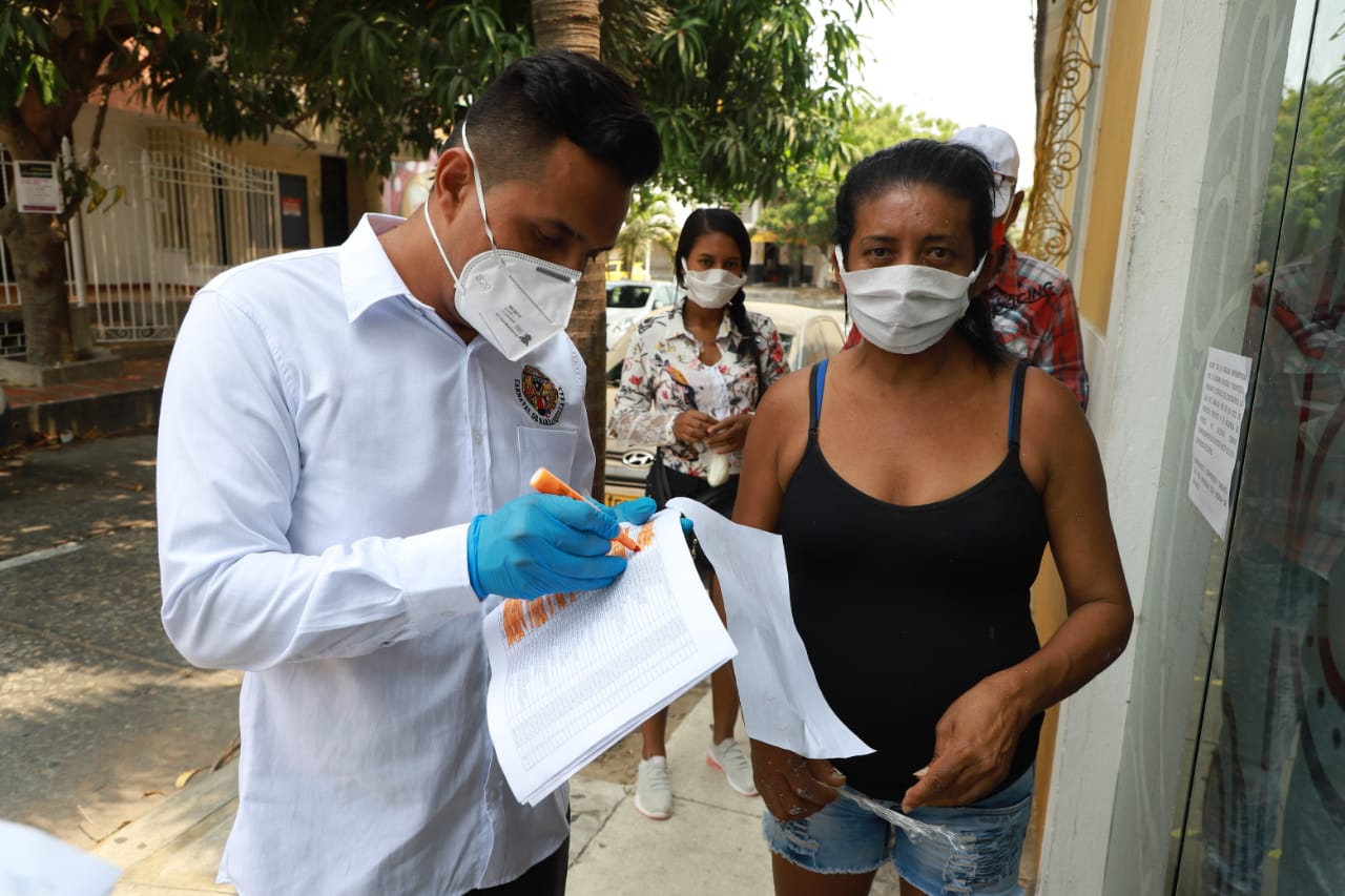 Entrega de canasta alimentaria.