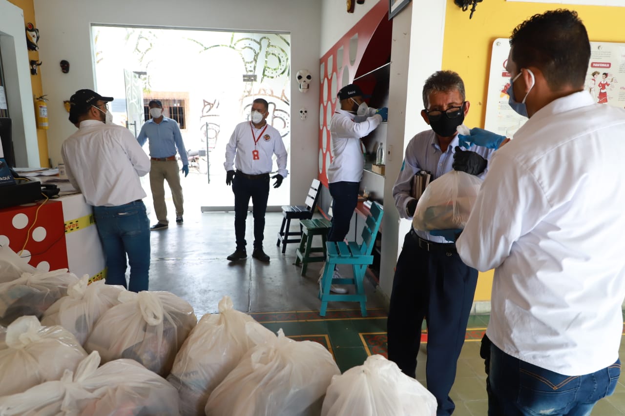 Entrega de canasta alimentaria.