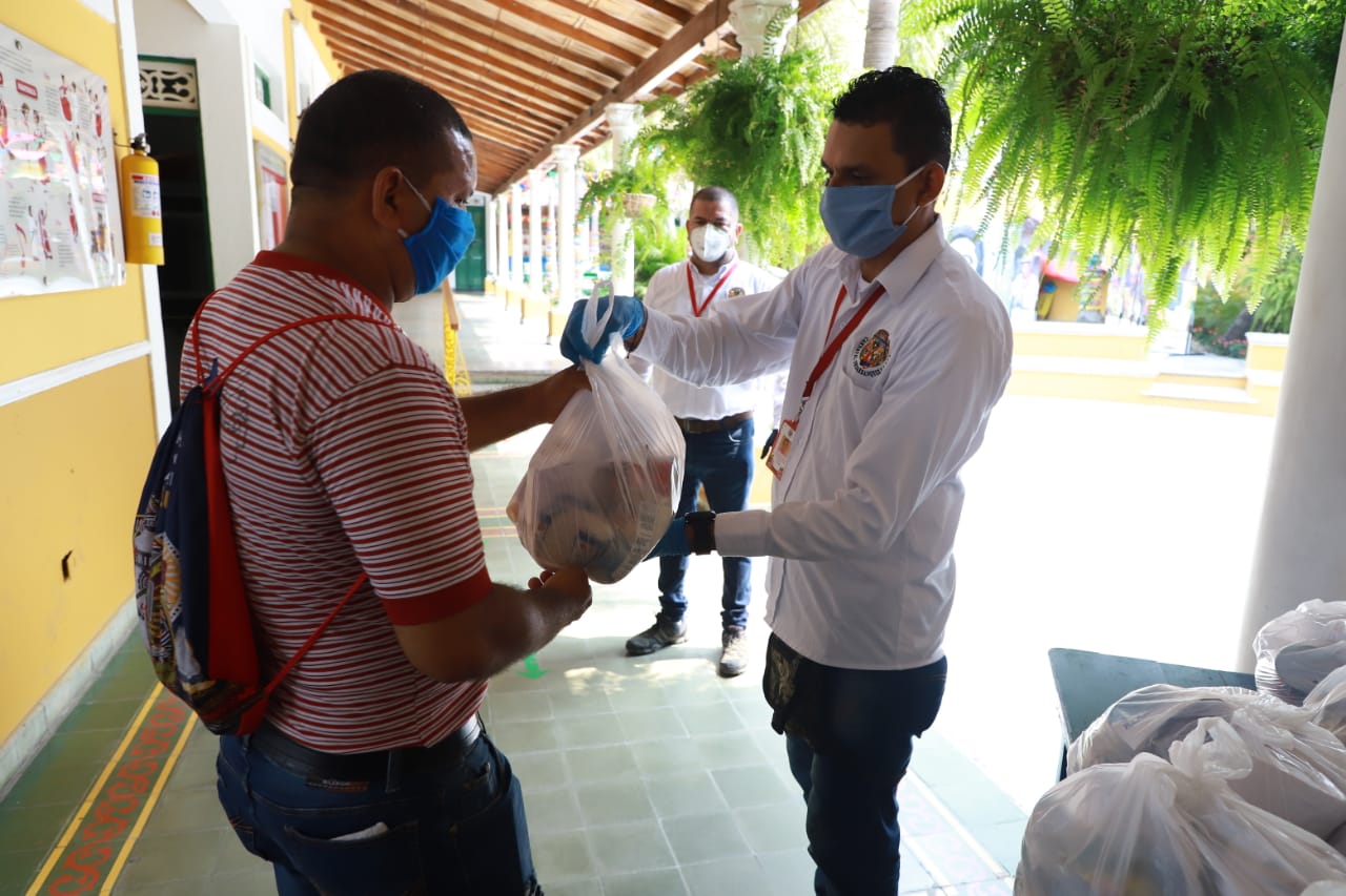 Entrega de canasta alimentaria.