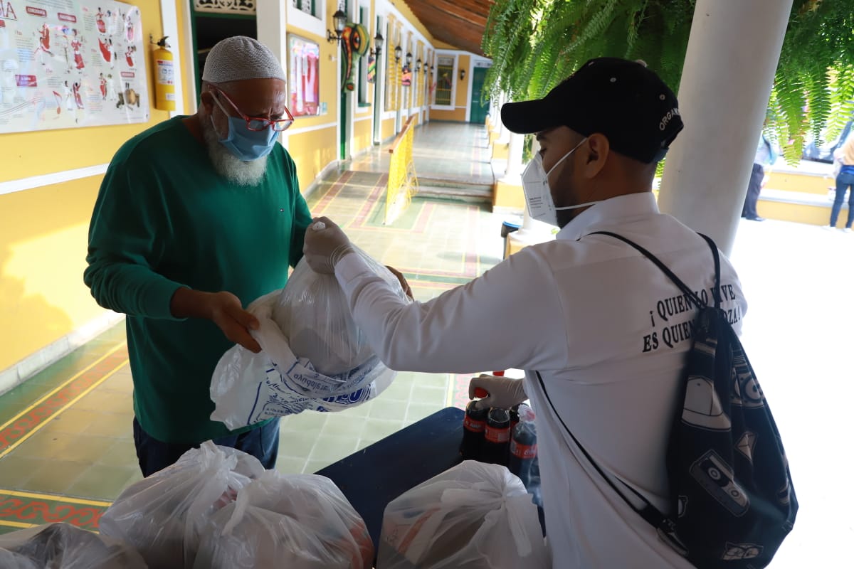 Entrega de canasta alimentaria.
