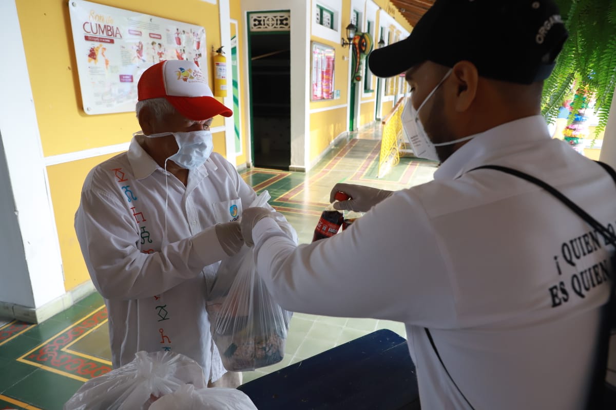Entrega de canasta alimentaria.