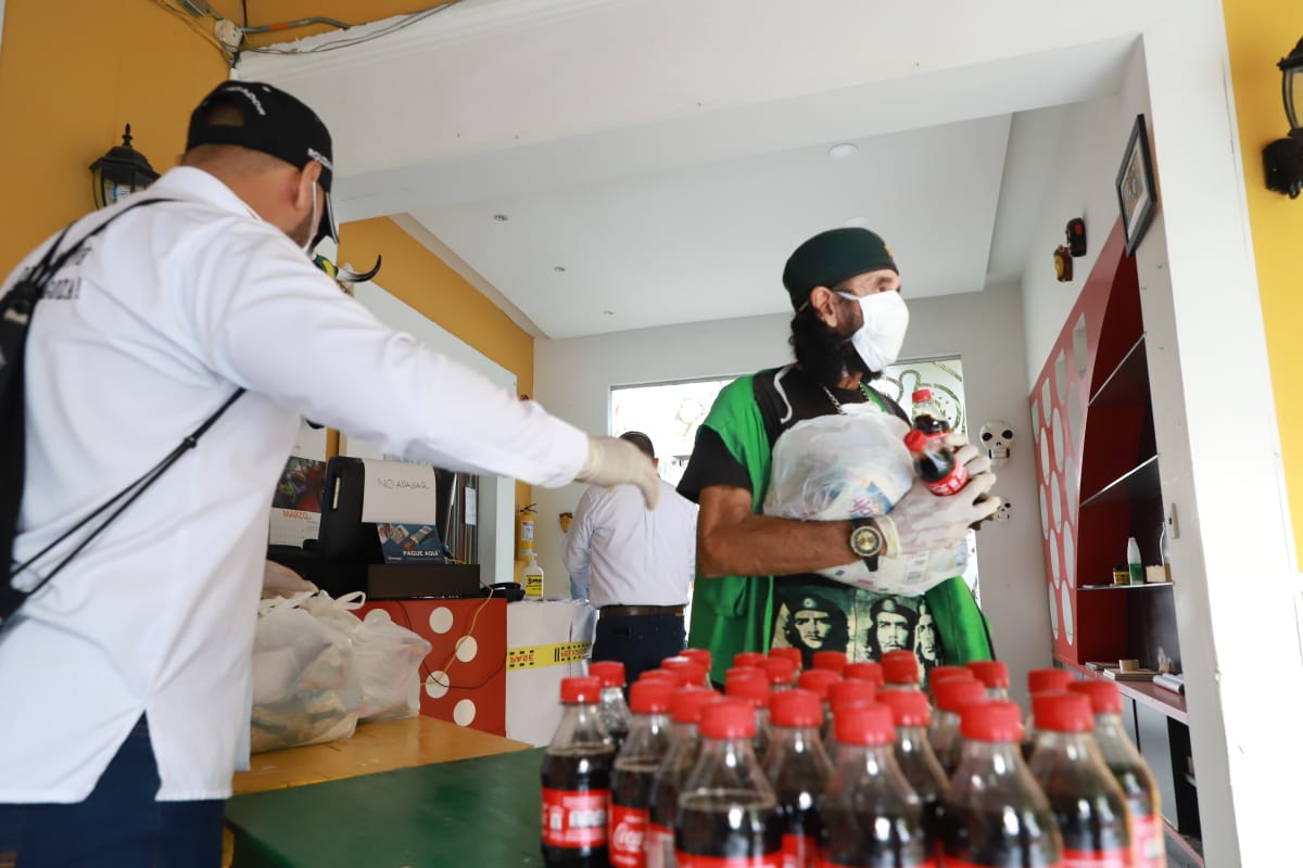 Entrega de canasta alimentaria.