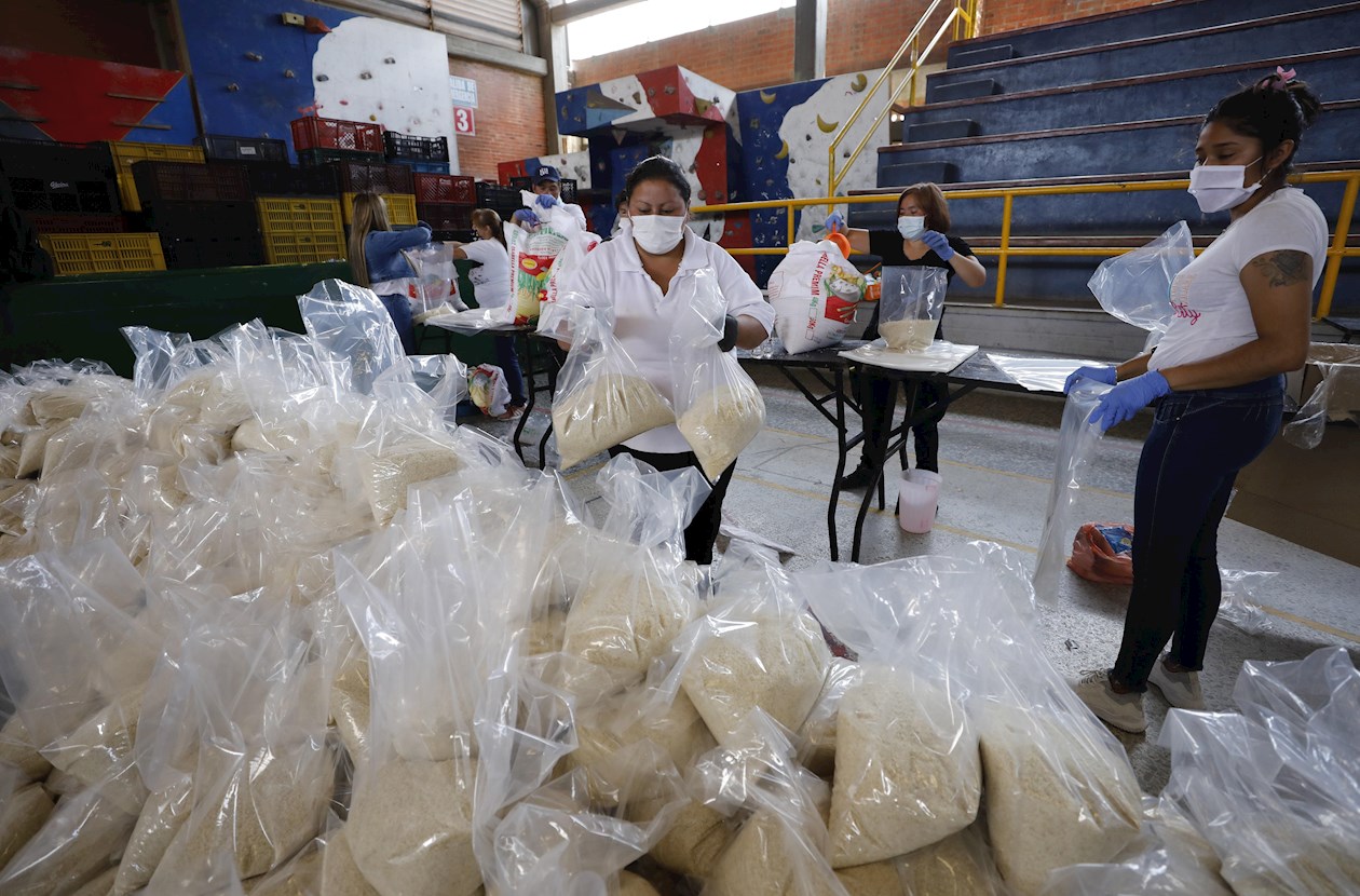 En el coliseo de Soacha se hacen los paquetes con mercados donados para las familias del trapo rojo de su ventana, símbolo con el que se identifican las familias que necesitan comida durante la cuarentena en el municipio de Soacha (Colombia). 