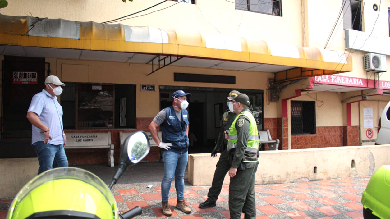 Las autoridades llegando a la funeraria.