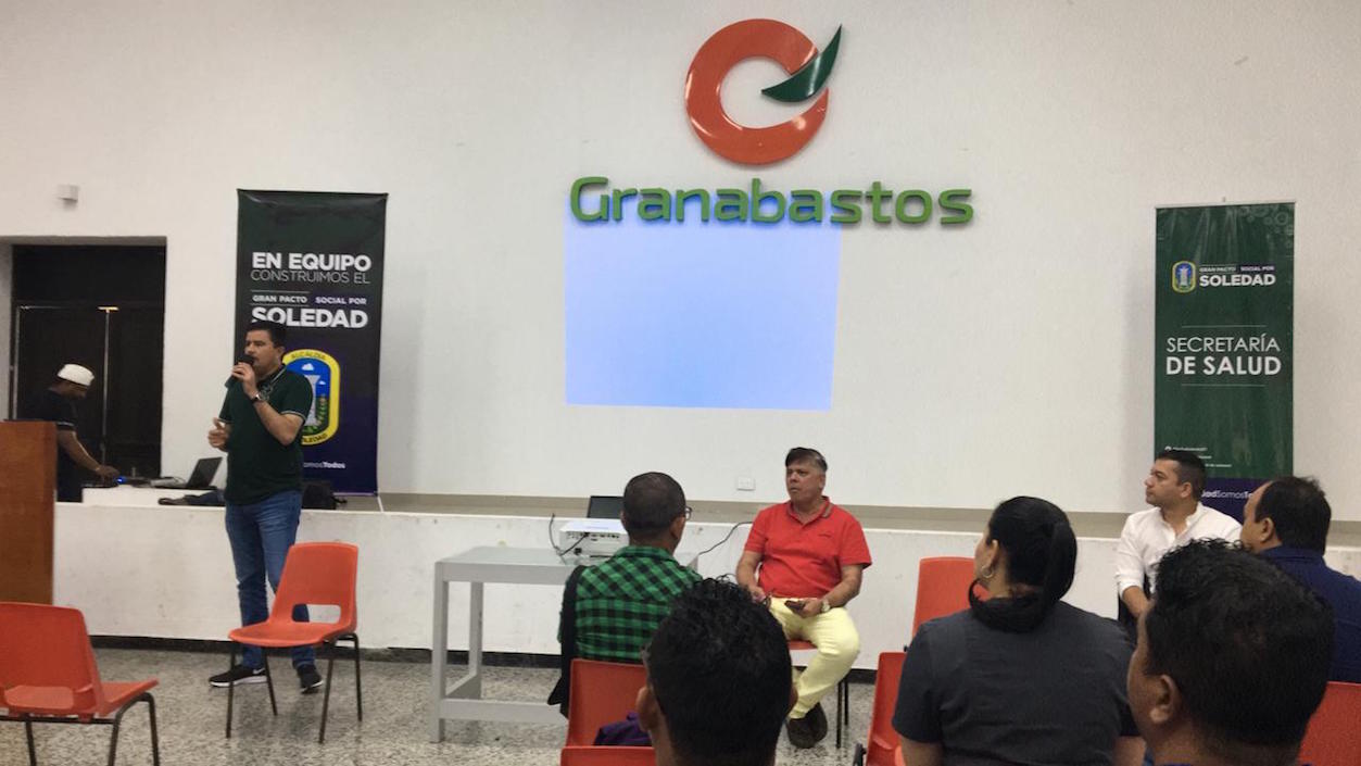 Luis Fábregas, Secretario de Salud, en un evento luciendo camisa roja.