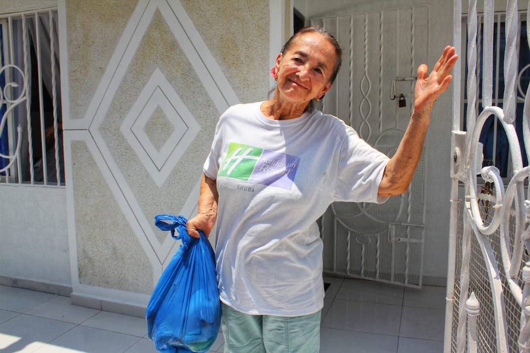 Una mujer agradeciendo la entrega.