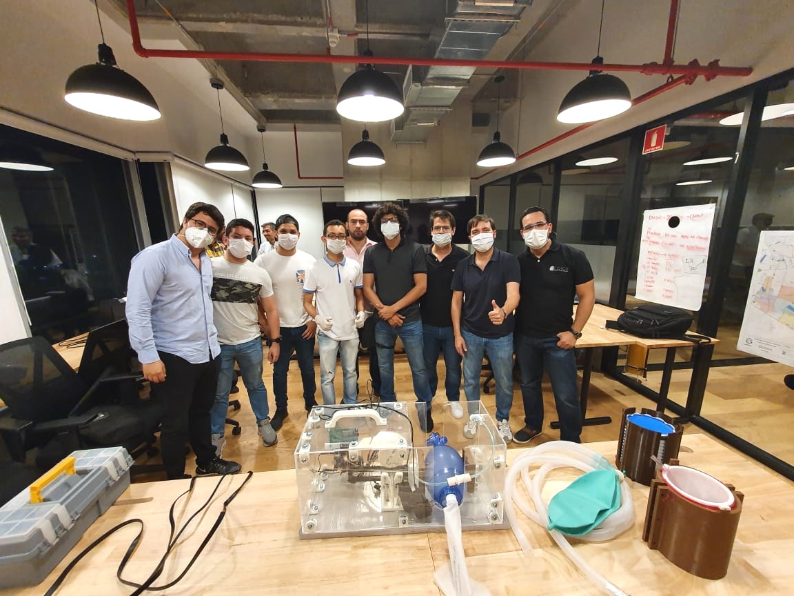 Alcaldía de Barranquilla. Jóvenes innovadores y alcalde muestran un equipo de ventilación mecánica.