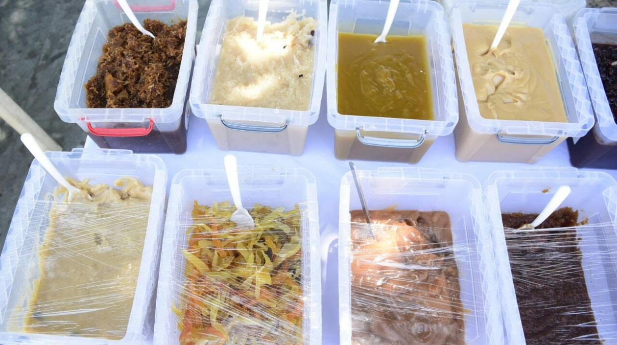 Una mesa con dulce en un Festival.