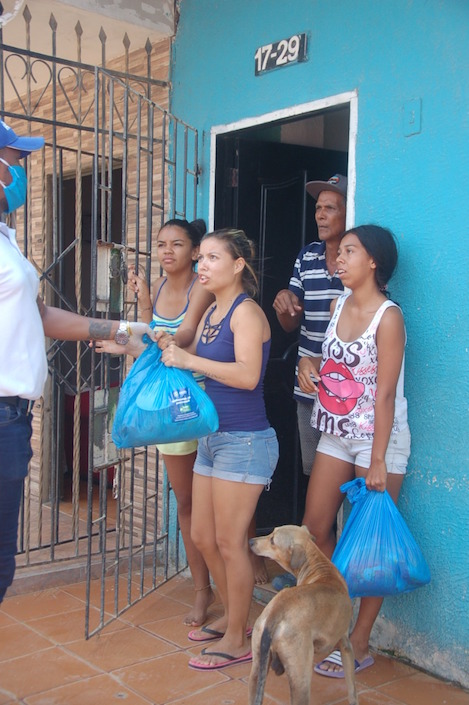 Jóvenes soledeñas recibiendo las ayudas.