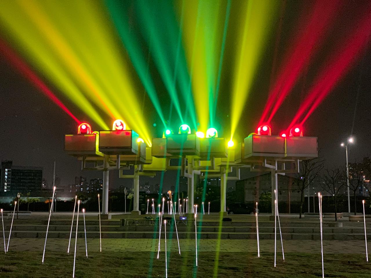 Patio de Luces y Pabellón de Cristal en el Gran Malecón del Río, iluminado con los colores de la bandera de Barranquilla.