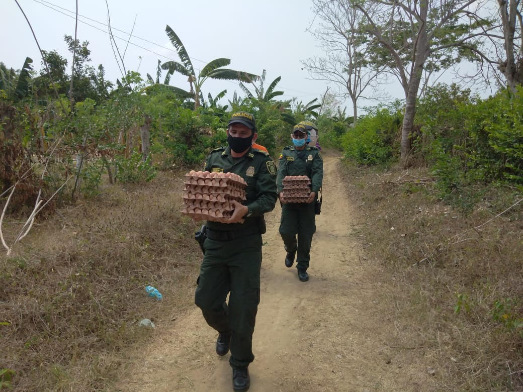 Policía Nacional Policías llevando donaciones a zonas apartadas del departamento.
