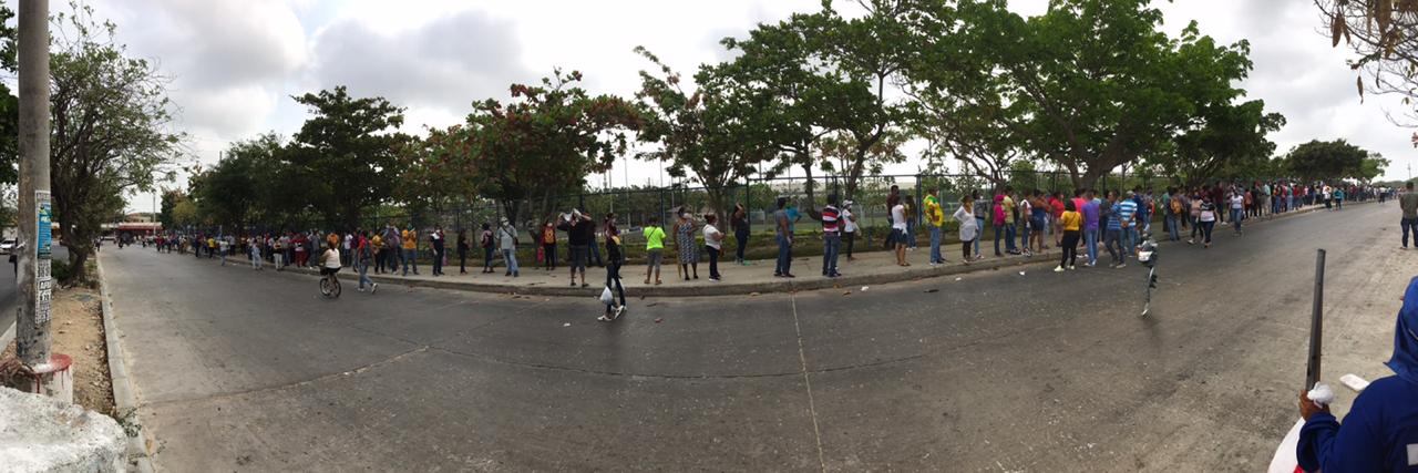 Así empezó a verse la fila luego que se pusiera orden. 