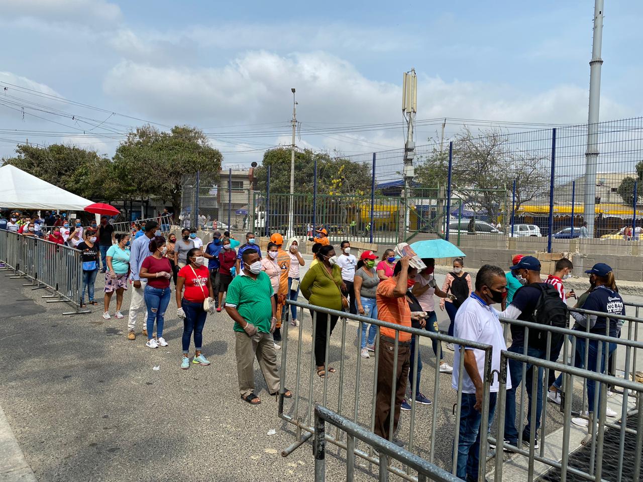 Tras el desorden a primeras horas, las autoridades hicieron respetar el distanciamiento en las filas.