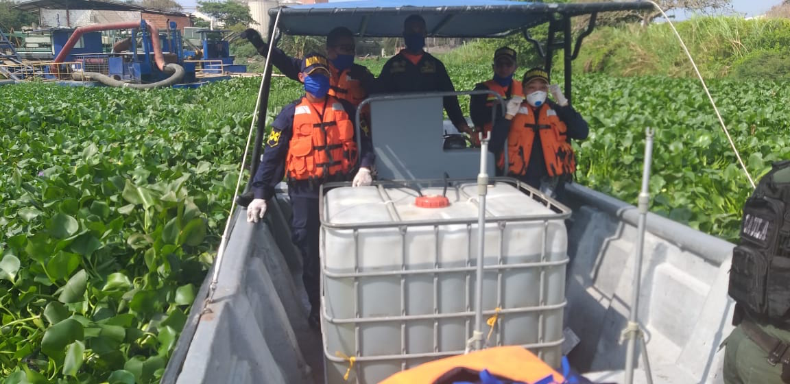 Personal de la Armada Nacional apoyando en el transporte.