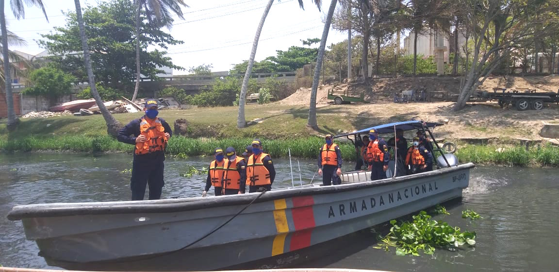 Equipo de la Armada Nacional en plena labor.