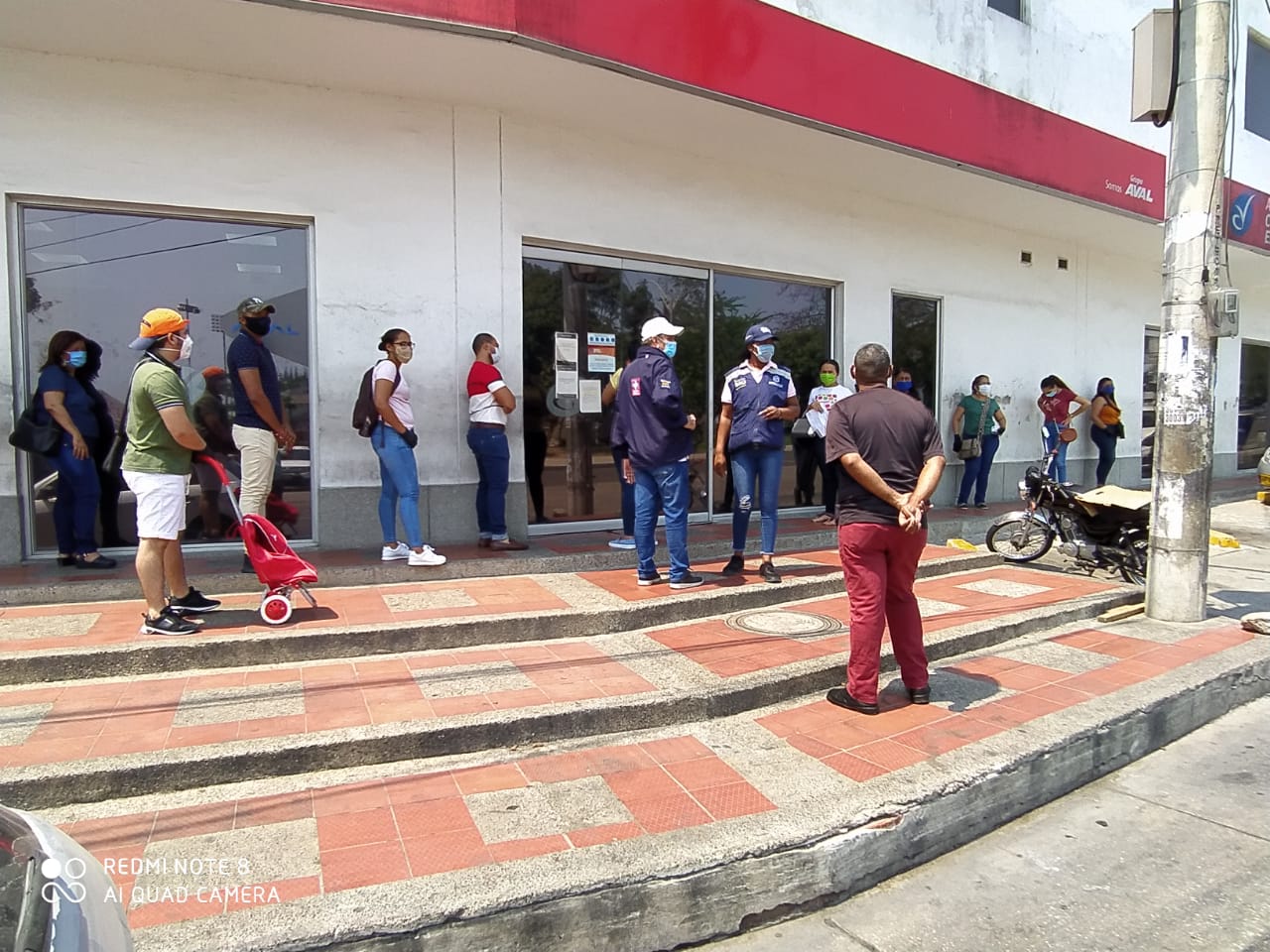 Las autoridades hacen control en las filas para verificar que sean las personas las que estén habilitadas con su 'pico y cédula'.