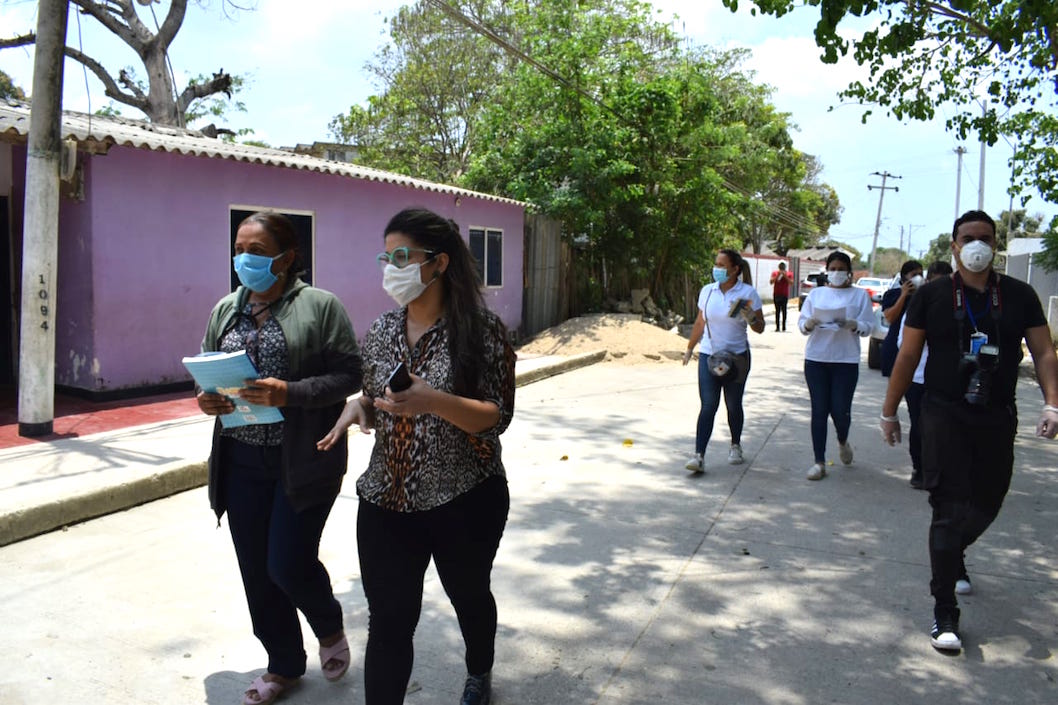 Recorrido de los funcionarios para la entrega del material educativo.