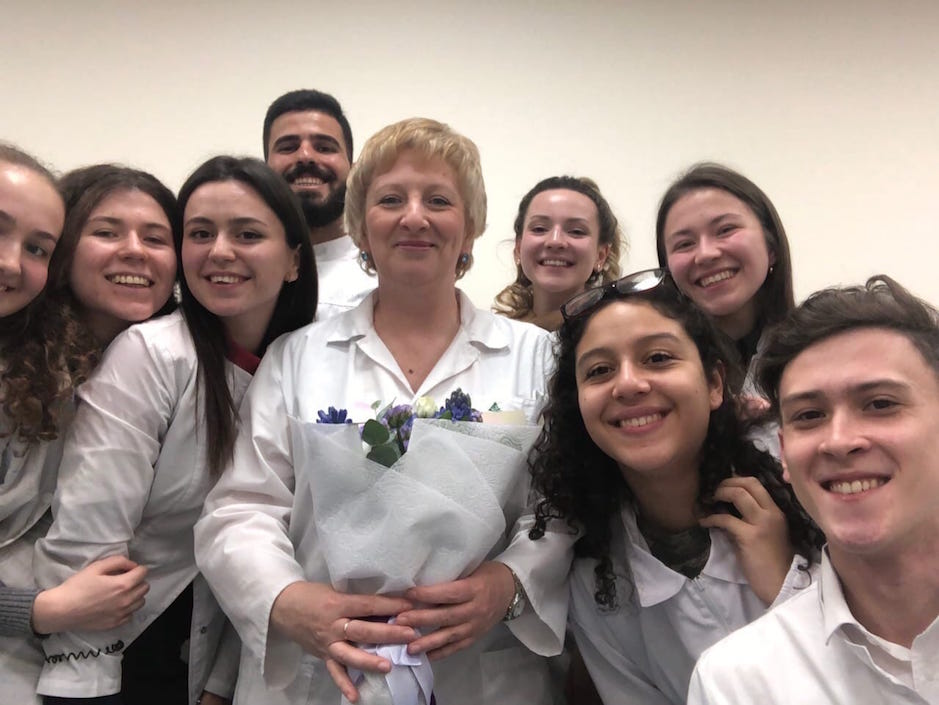 Valeria Guerrero con docentes y compañeros de la Universidad Federal.