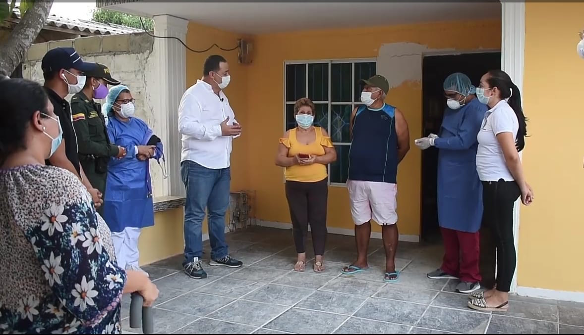 Visita de las autoridades a la casa de los pacientes.