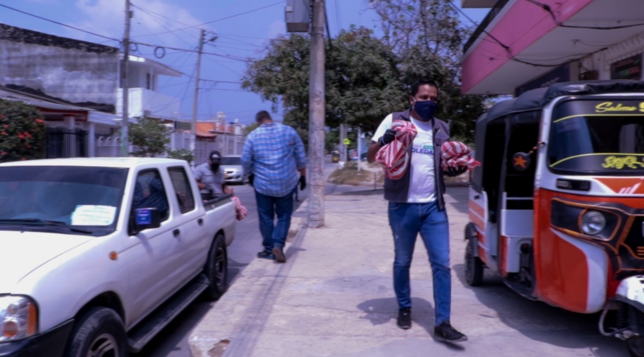 Entrega de mercados a motocarristas de Soledad.