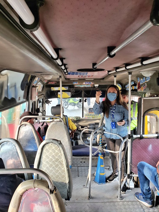 La Subdirectora de Transporte Claudia Torres, supervisando en el servicio público.