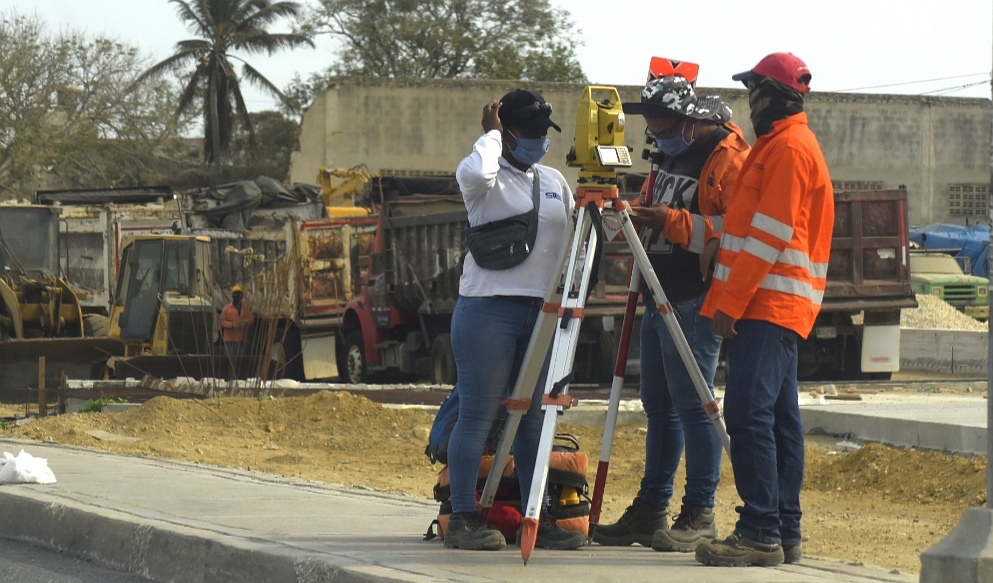 En trabajos de topografía durante actividades de construcción.