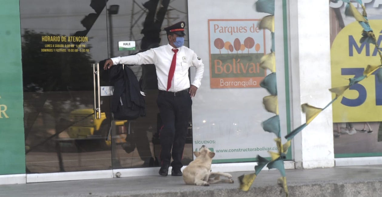 Personal de vigilancia en su labor.