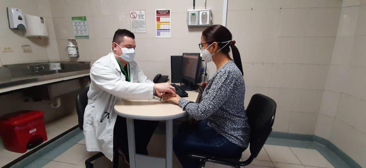Trabajadores de la salud convertidos en héroes de la emergencia.