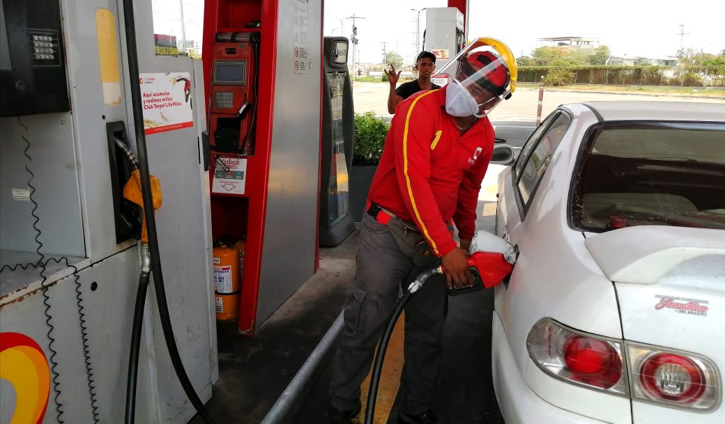 Un trabajador en una estación gasolinera.