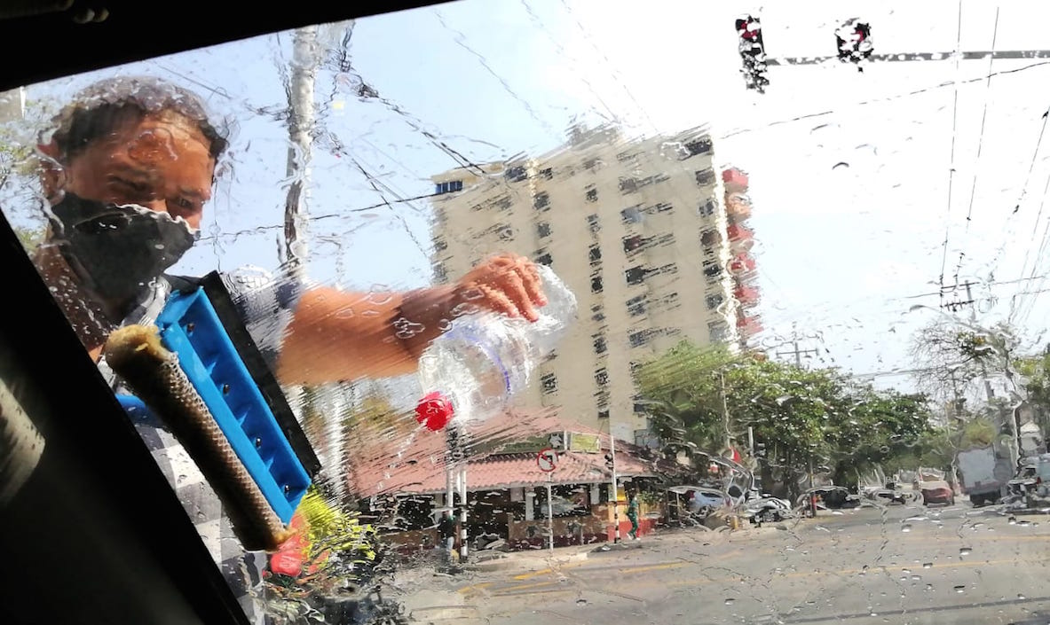 Limpia vidrios en 'operación rebusque' para el sustento familiar.