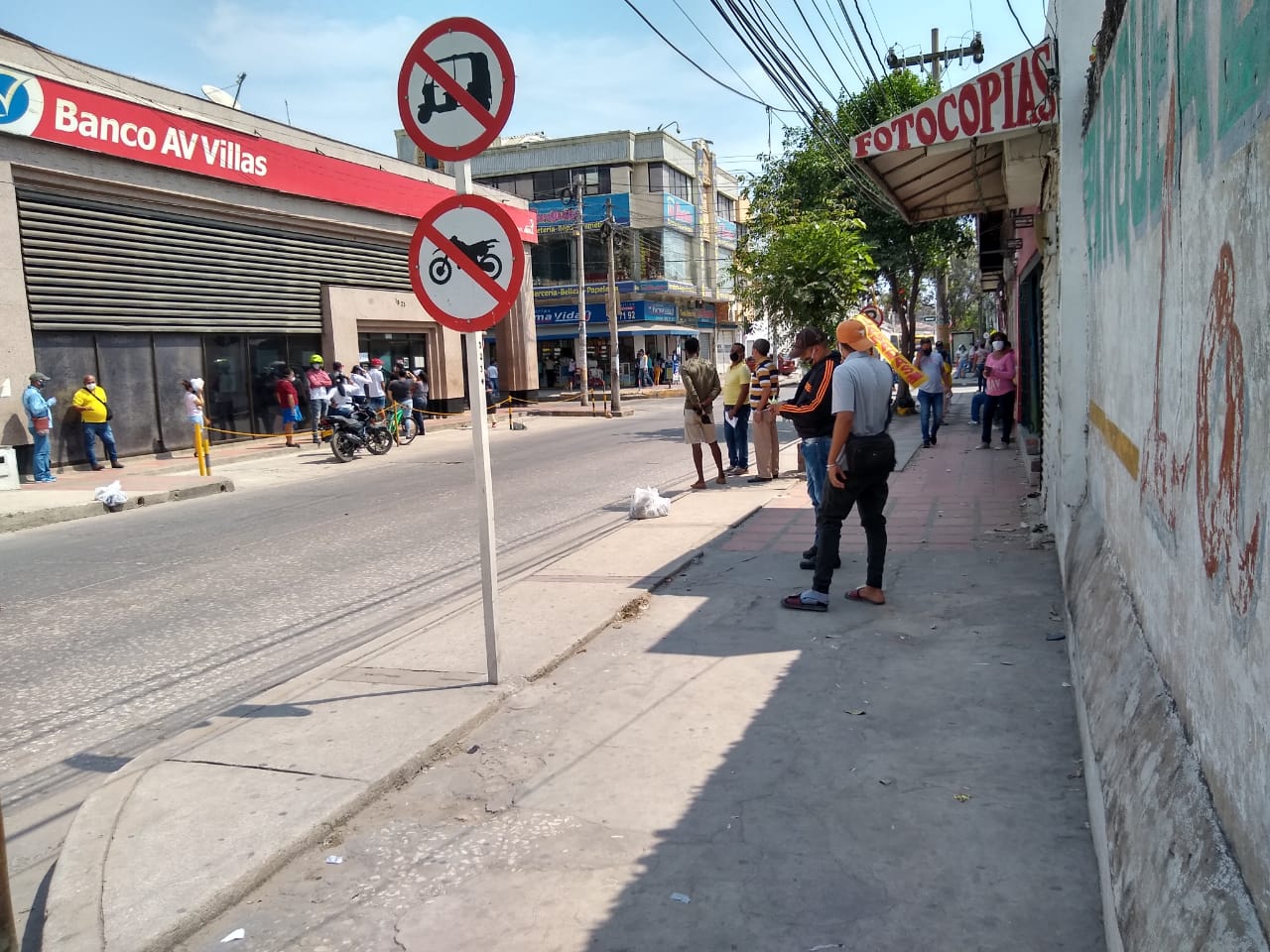 Algunos usuarios insisten en no guardan la distancia a las afueras de los bancos