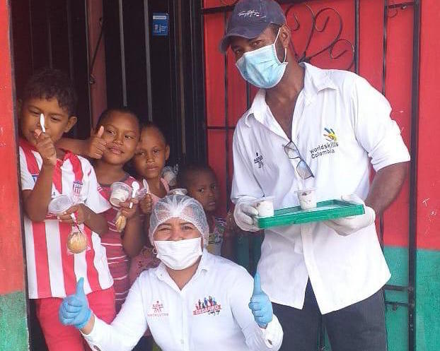 Entrega de helados y galletas.