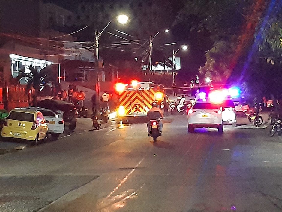 El Cuerpo de Bomberos atendiendo la emergencis.