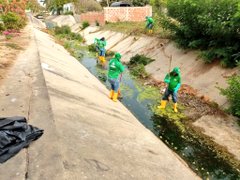 El retiro de basuras del arroyo el Afán por operarios de la Agencia Distrital de Infraestructura.