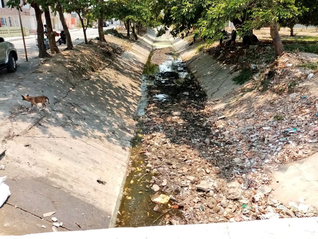 El retiro de basuras del arroyo el Afán por operarios de la Agencia Distrital de Infraestructura.
