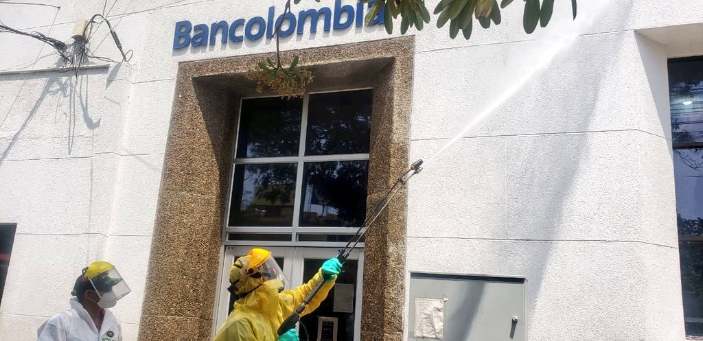 Desinfección de exteriores de bancos.