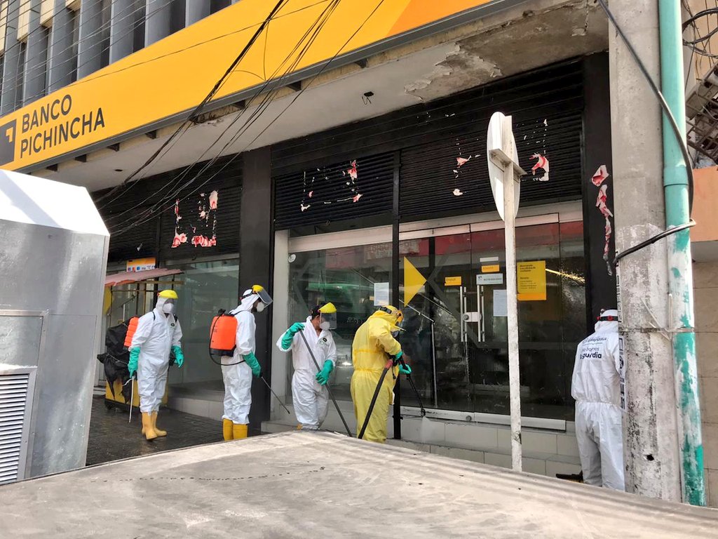 Desinfección de exteriores de bancos.