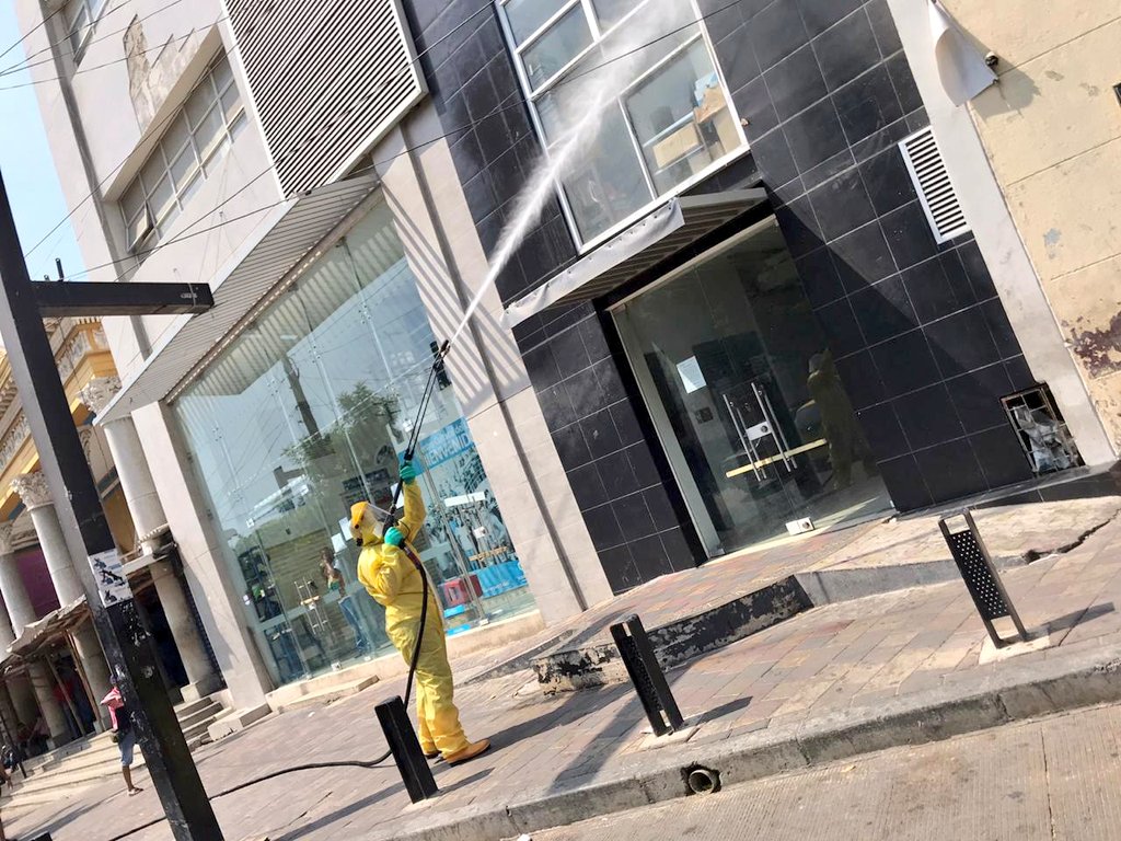 Desinfección de exteriores de bancos.