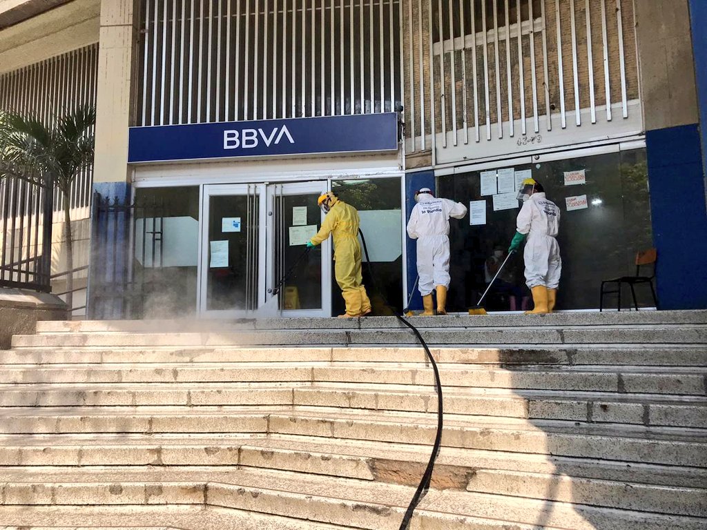 Desinfección de exteriores de bancos.