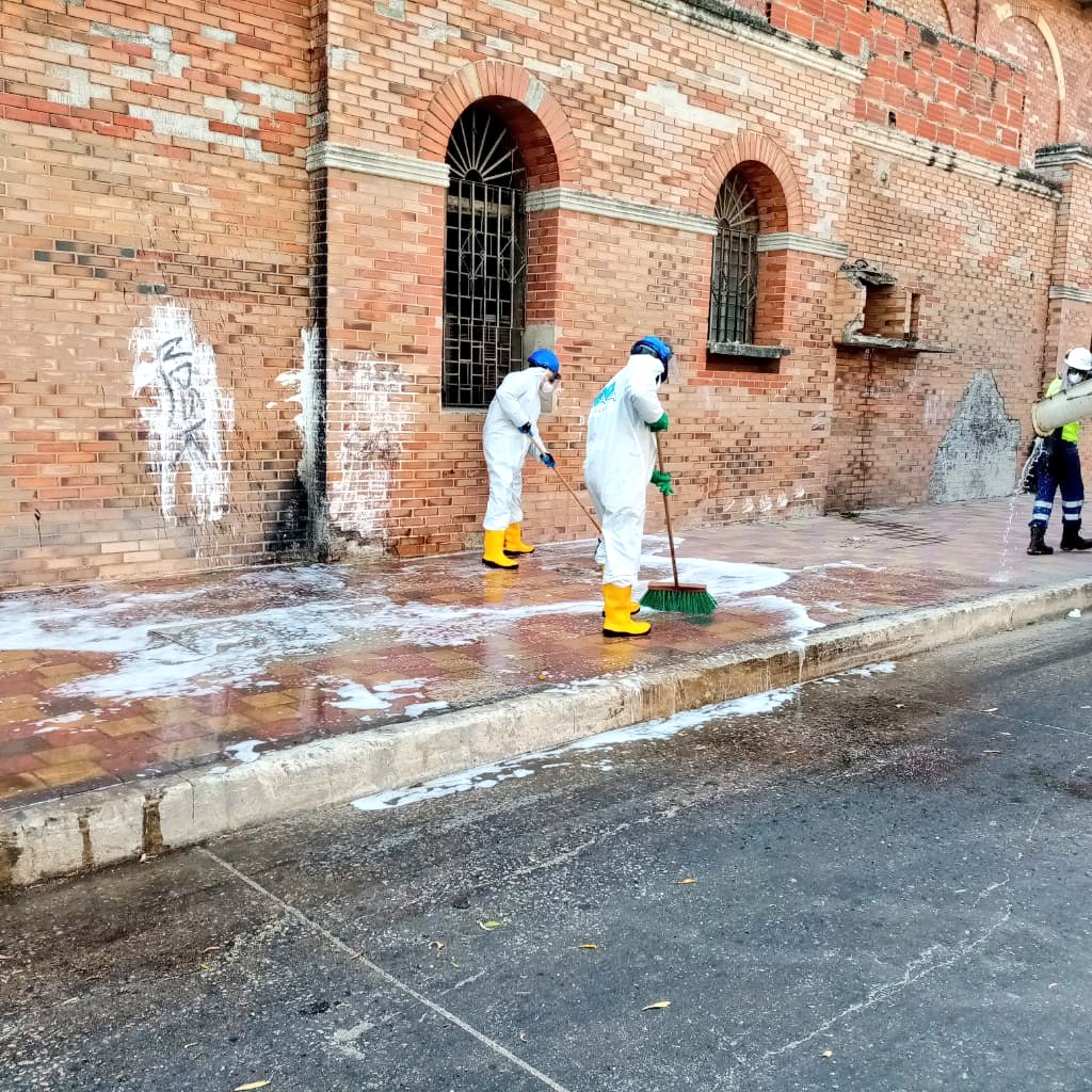 La desinfección y el lavado de las áreas públicas, como el Hospital de Barranquilla.