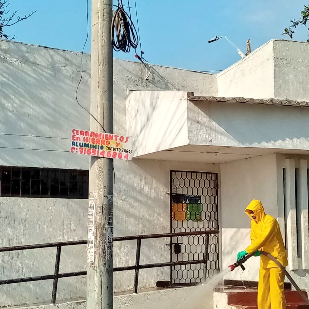 La desinfección y el lavado de las áreas públicas.