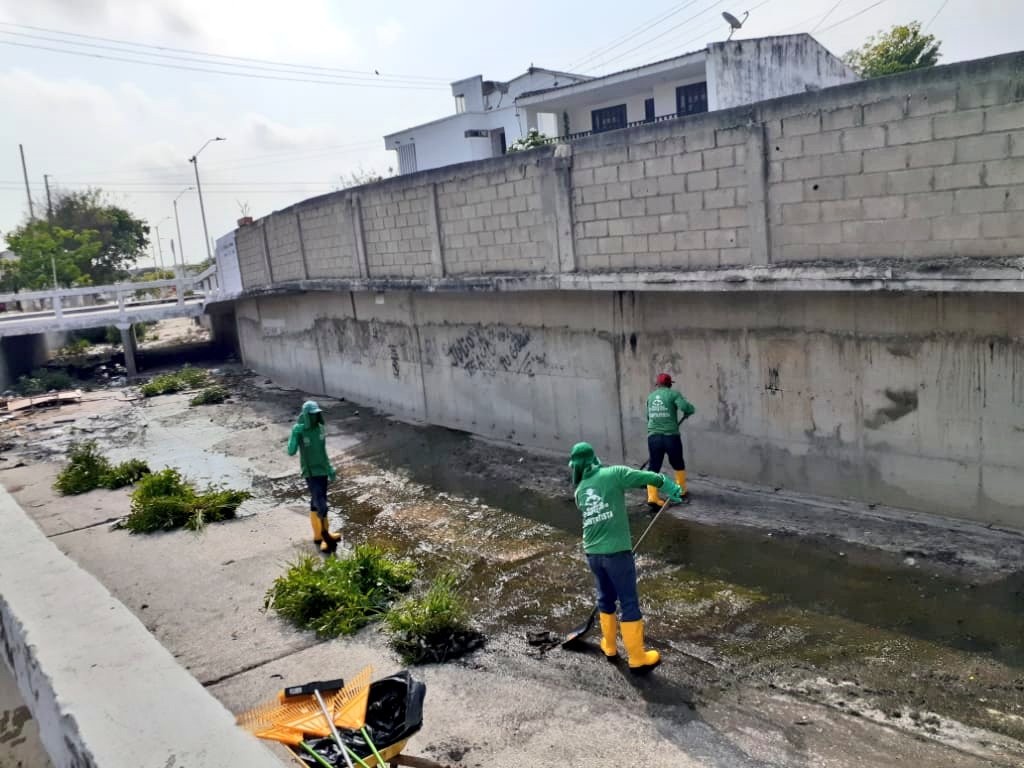 El retiro de basuras del arroyo Paraíso por operarios de la Agencia Distrital de Infraestructura.