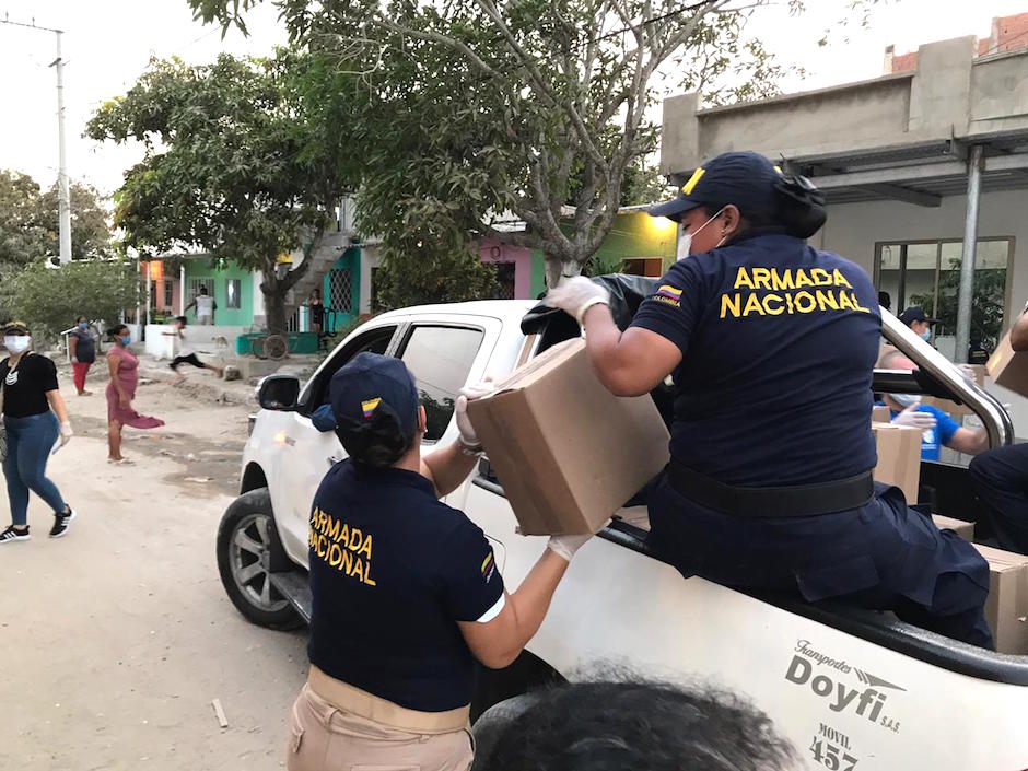 Entrega de ayudas por parte del personal de la Armada Nacional y la Dimar.