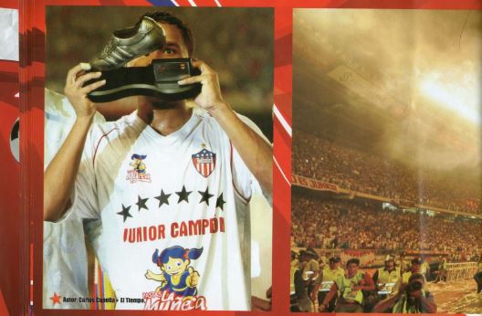 Carlos Bacca levantando el Botín de Oro en 2010